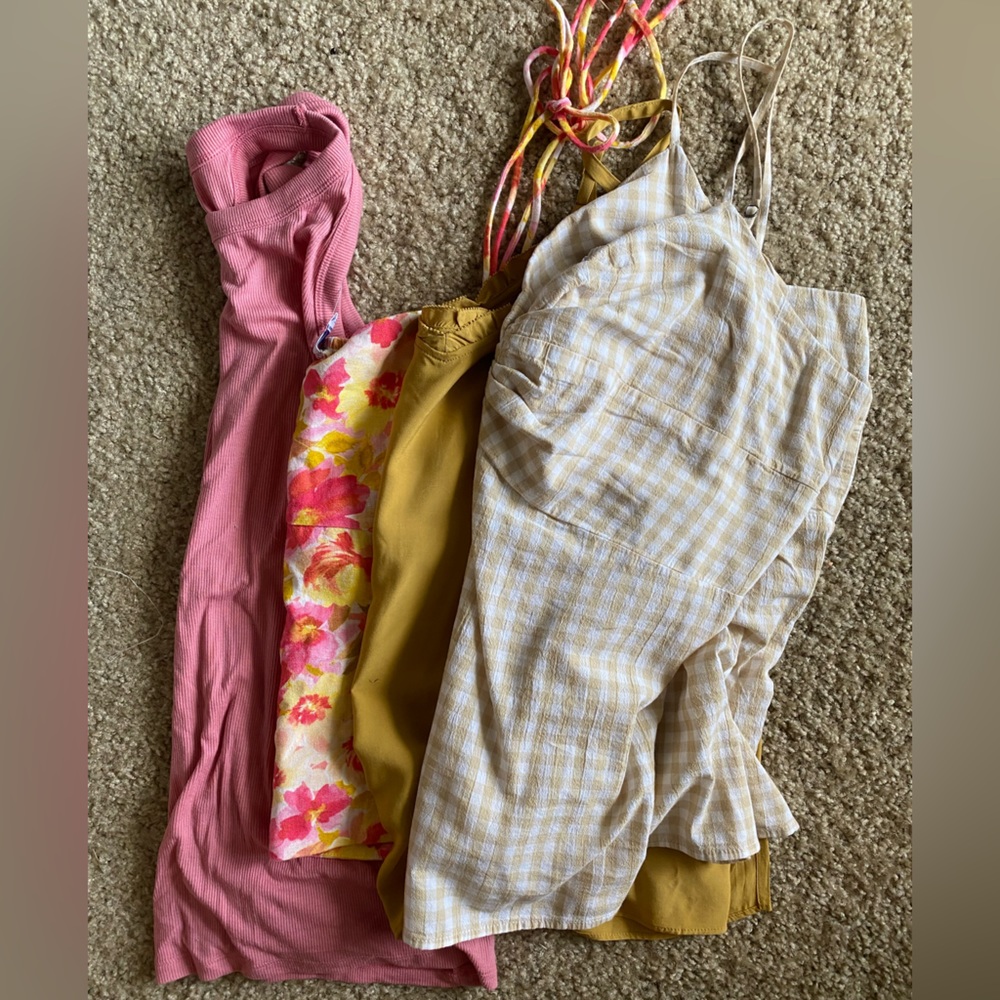 Bundle of 4 XL Old Navy tanks!